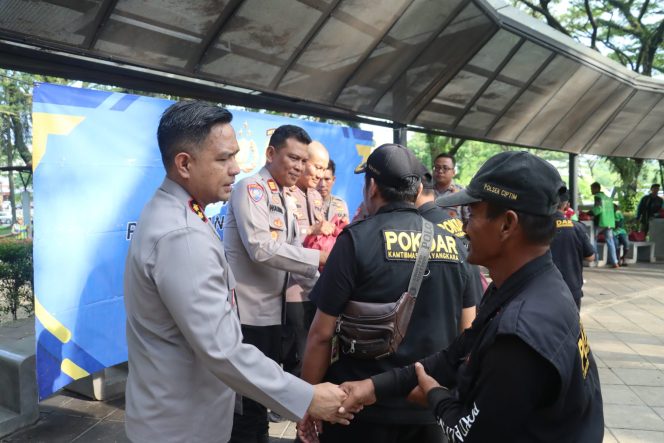 
					Jumat Peduli di Serpong, Kapolres Tangsel Bagikan Sembako untuk Masyarakat