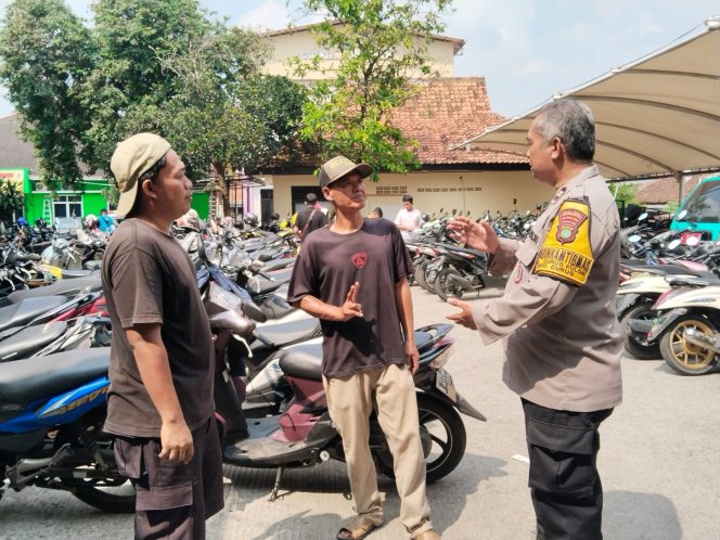 
					Bhabinkamtibmas Curug Kulon Pantau Aktivitas Masyarakat di Alun-Alun Curug