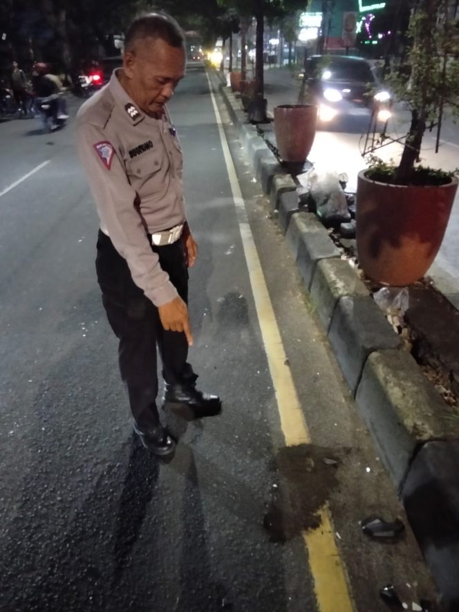 
					Pengendara Motor Tabrak Mobil di Lampu Merah Gintung, Polantas Polsek Ciputat Timur Cek TKP