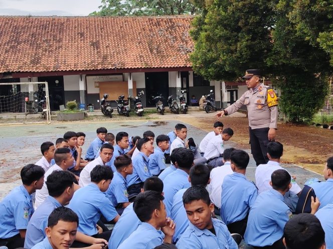 
					Police Go To School, Polsek Pagedangan Edukasi Siswa SMKN 6 Tangerang tentang Disiplin dan Kamtibmas