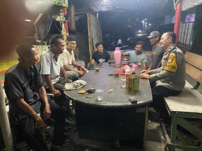 
					Bhabinkamtibmas Kelurahan Sukabakti Sambangi Pos Kamling, Ajak Warga Tingkatkan Kewaspadaan