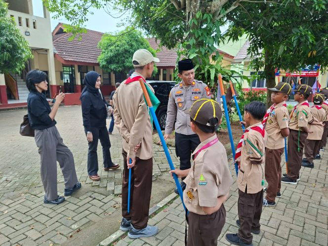 
					CETAR Sejak Dini! Kapolsek Cisauk Tanamkan Nilai Anti Tawuran dan Bullying di SDN Cicayur 1