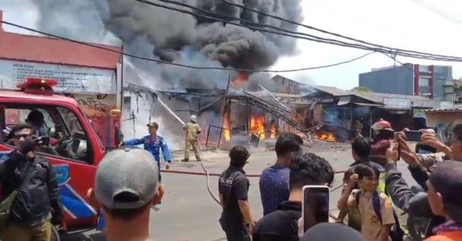 
					Kebakaran Hebat Bengkel Motor di Pamulang, Kerugian Capai Rp3,5 Miliar Diduga Akibat Korsleting Listrik