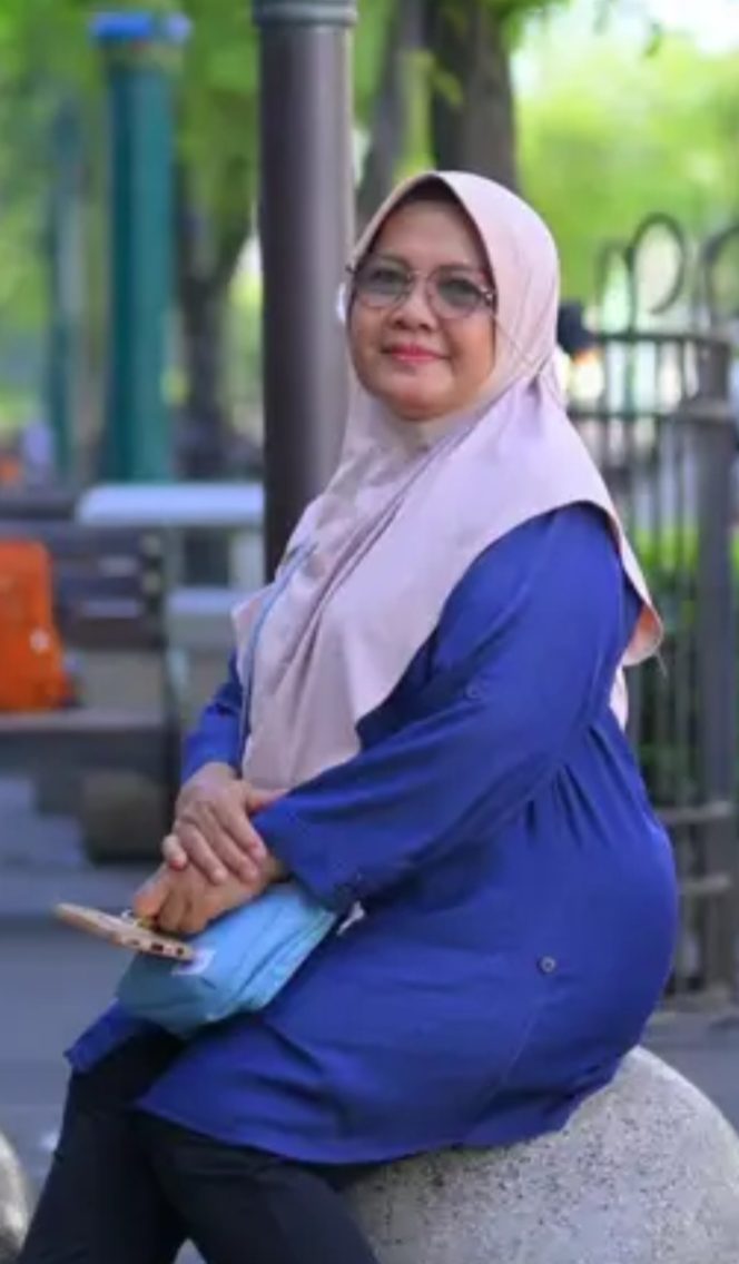 
					Di Balik Figur laki laki Sukses Pasti karena ada Perempuan Hebat dibelakangnya.