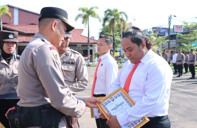 
					Polres Ketapang Gelar Upacara Hari Kesadaran Nasional, Berikan Penghargaan kepada Personel Berprestasi