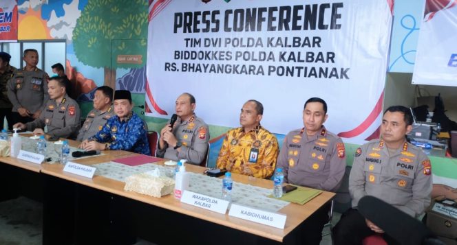 
					Jenazah Seluruh Korban Kecelakaan Helikopter PK-CFX Tiba di RS Bhayangkara Pontianak untuk Proses Identifikasi DVI