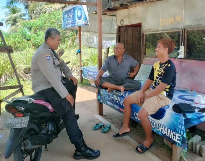 
					Gelar Patroli Sambang di Pemukiman Warga, Anggota Polsek Muara Pawan Tampung Curhatan Warga