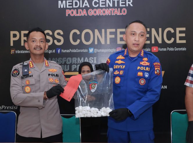
					Press Release Bertempat di Bid Humas Polda Gorontalo, Dit Pol Airud Ungkap Kepemilikan Kapal dengan Muatan Sianida
