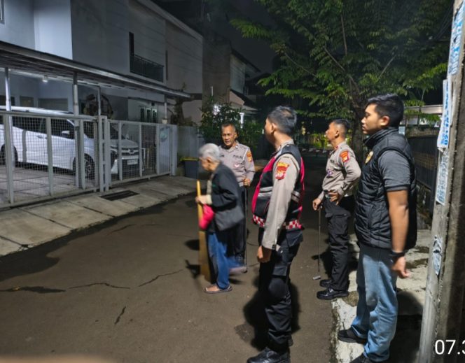 
					Polsek Ciputat Timur Cek TKP Dugaan Orang Masuk Pekarangan Tanpa Izin, Pelaku Kabur