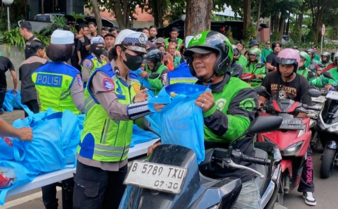 
					Jum’at Peduli, Polda Metro Jaya Berikan 350 Paket Sembako untuk Pengemudi Ojol