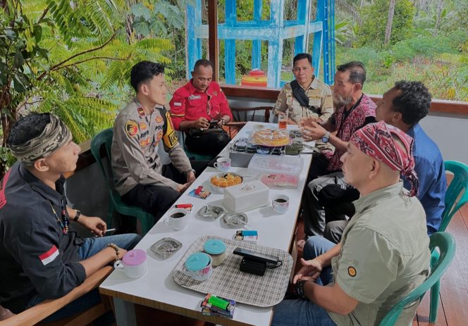 
					Kapolsek Marau Gelar Ngopi Bareng Bersama Tokoh Dayak dan Organisasi Kemasyarakatan, Perkuat Sinergitas Jaga Kamtibmas