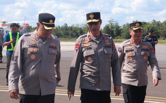 
					Kapolres Kobar Sambutan Kedatangan Kunjungan Kerja Wakapolda Kalteng Di Bandara Iskandar