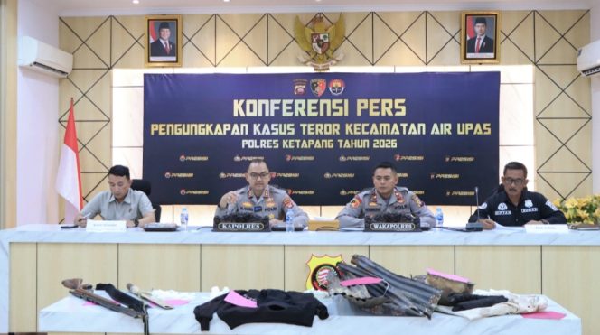 
					Polres Ketapang Laksanakan Konferensi Pers Penanganan Kasus Teror Di Kecamatan Air Upas