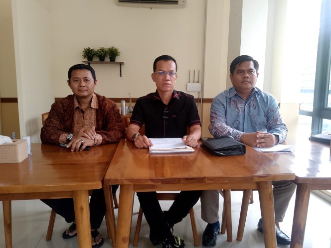 
					konferensi pers yang digelar Senin (20/4/2026) di Cafe Teras Jahe Bintaro dipimpin oleh Mahadita Ginting, S.H., M.H., bersama Abdul Kharis Ma'mun, S.H., dan Samsul Bahri, S.H.