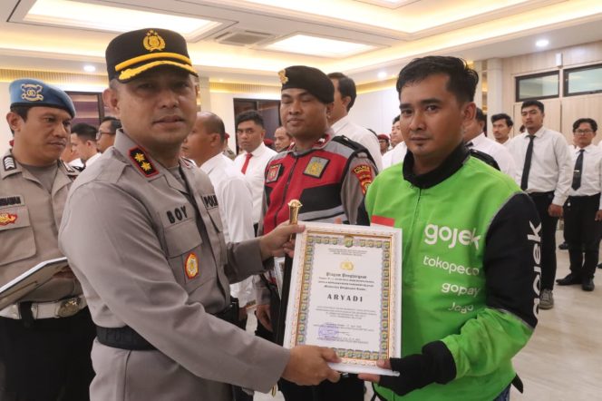 
					Gagalkan Aksi Wanita Hendak “Akhiri Hidup”, Driver Ojol Terima Penghargaan Dari Kapolres Tangsel
