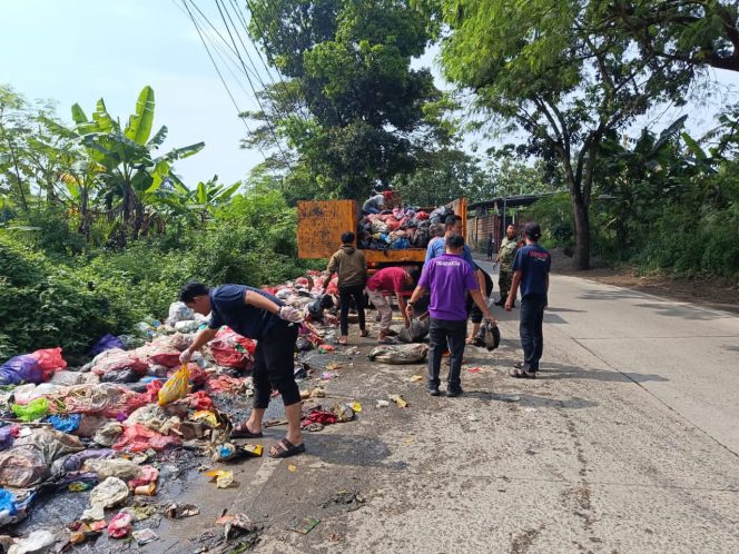 
					Kodim 0510/Tigaraksa Gerak Cepat Turunkan Satgas Sampah Bersihkan Sampah Di Kadu Agung 