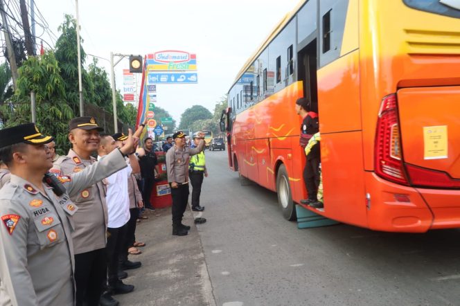 
					Ratusan Personel Polres Tangsel Amankan Keberangkatan Buruh ke Jakarta pada May Day 2026