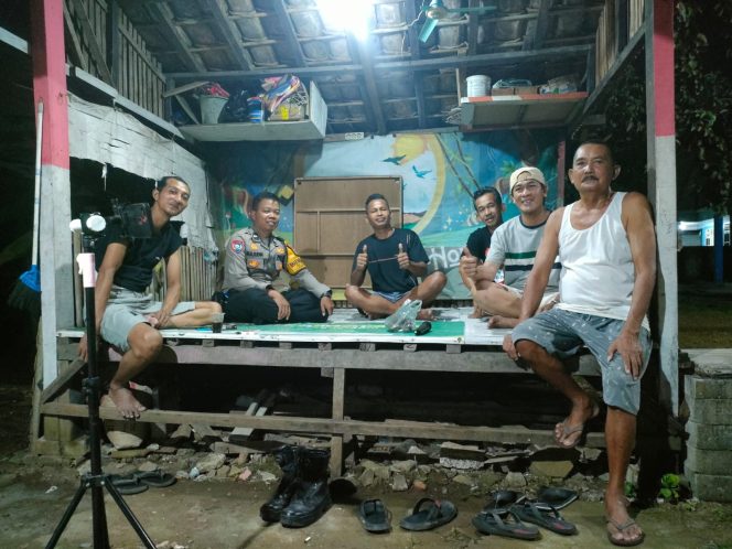 
					Bhabinkamtibmas Desa Kadu Jaya Sambangi Pos Kamling, Perkuat Keamanan Lingkungan