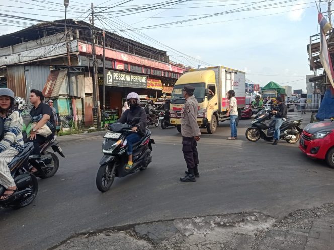 
					Polsek Curug Laksanakan Pengaturan Lalu Lintas di Perempatan Gloria