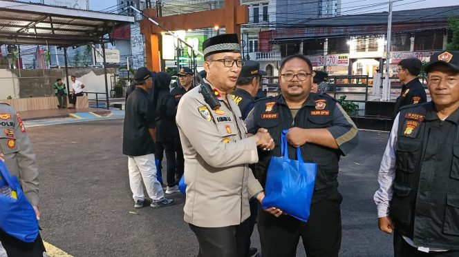 
					Apel Sabuk Kamtibmas May Day di Polsek Ciputat Timur, Disertai Pemberian Sembako sebagai Bentuk Kepedulian