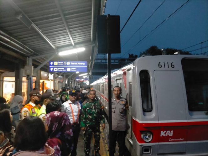 
					Sambaran Petir Ganggu Listrik Aliran Atas, Perjalanan KA Arah Jakarta Sempat Tertahan di Jurangmangu
