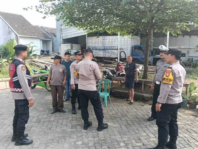 
					Patroli Jalan Kaki Polsek Legok, Perkuat Antisipasi 3C dan Cegah Aksi Kejahatan di Wilayah Caringin
