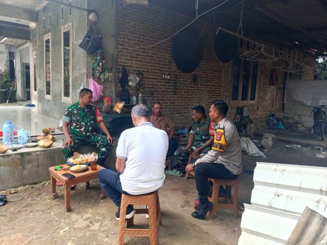 
					Babinsa Koramil 14/Panongan Jalin Komsos Bersama Warga Dengan Suasana Akrab Dan Santai
