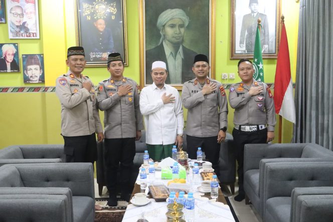 
					Pererat Sinergitas Dengan Santri, Kapolres Tangerang Selatan Silaturahmi ke Ponpes Miftakhul Khaer