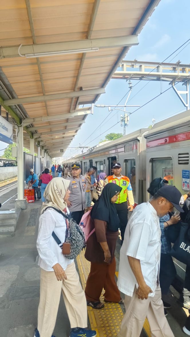 
					Polsek Ciputat Timur Cek Penumpukan Penumpang KRL di Stasiun Sudimara Sempat Terjadi Akibat Gangguan Operasional di Serpong