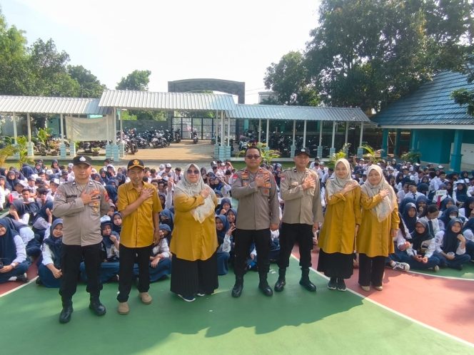 
					Sat Binmas Polres Tangsel Gencarkan Program CETAR di SMPN 18 Pamulang