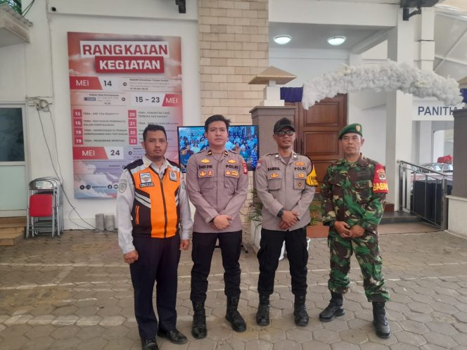 
					Polsek Pondok Aren Pastikan Ibadah Kenaikan Yesus Kristus Berjalan Kondusif
