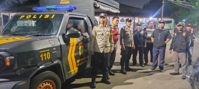 
					Polsek Ciputat Timur Gelar Apel Cipta Kondisi dan Patroli Gabungan 3 Pilar, Antisipasi Gangguan Kamtibmas Malam Akhir Pekan