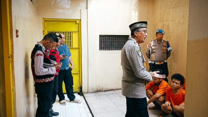 
					Polsek Ciputat Timur Gelar Pembinaan Rohani dan Mental untuk Tahanan