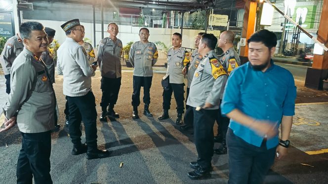 
					Kapolsek Ciputat Timur Berikan Tali Asih kepada Sabuk Kamtibmas sebagai Bentuk Apresiasi dan Penguatan Sinergitas