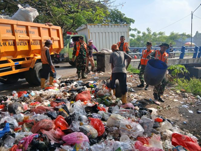 
					Satgas Sampah Tak Kenal Lelah Bersihkan Sampah Disepatan