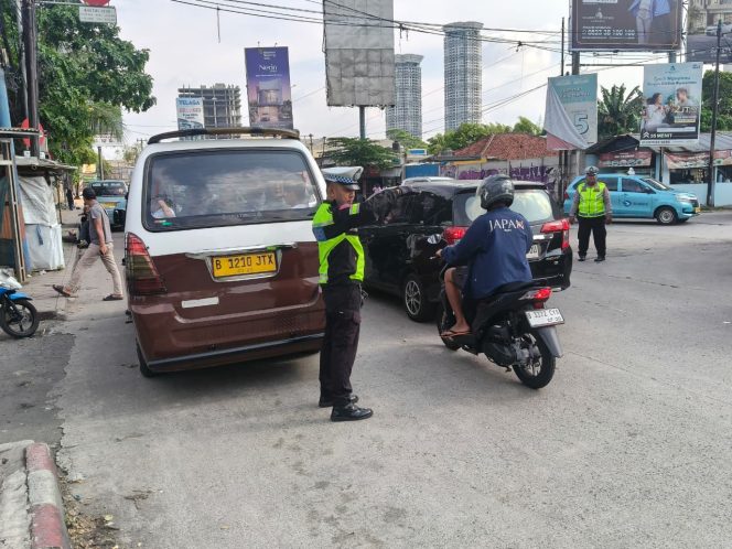 
					Respons Cepat Laporan 110, Polsek Kelapa Dua Urai Kemacetan di Jalan Imam Bonjol