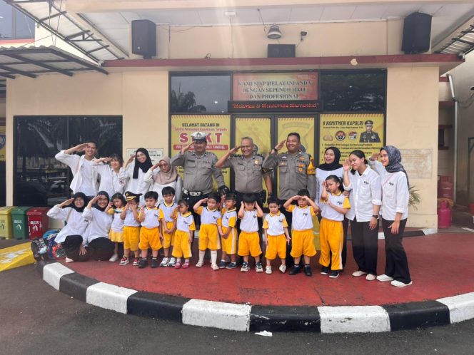 
					Polsek Serpong Kenalkan Profesi Kepolisian dan Edukasi Lalu Lintas kepada Anak-anak Yayasan Mercusuar Harapan Mulia