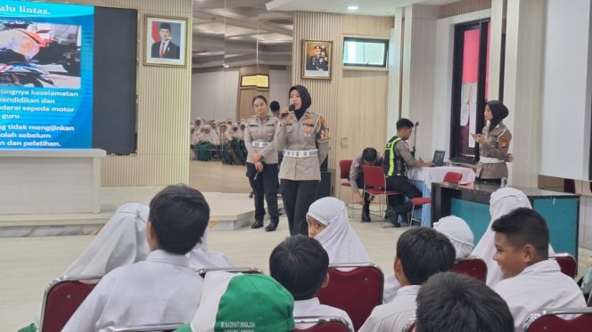 
					Satlantas Polres Tangsel Edukasi Pelajar SD tentang Tertib Berlalu Lintas dan Pengenalan Rambu Jalan