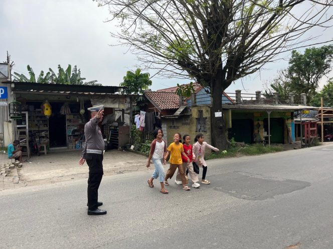 
					Patroli Skala Sedang Polsek Legok Perkuat Antisipasi Gangguan Kamtibmas di Wilayah Hukum Legok