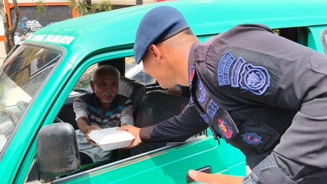 
					Brimob Jabar Tebar Kepedulian Lewat Program Jumat Berkah Untuk Warga Sekitar