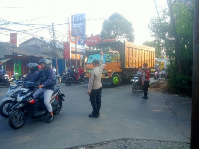 
					Polisi Hadir di Pagi Hari, Polsek Curug Pastikan Arus Lalu Lintas Tetap Lancar