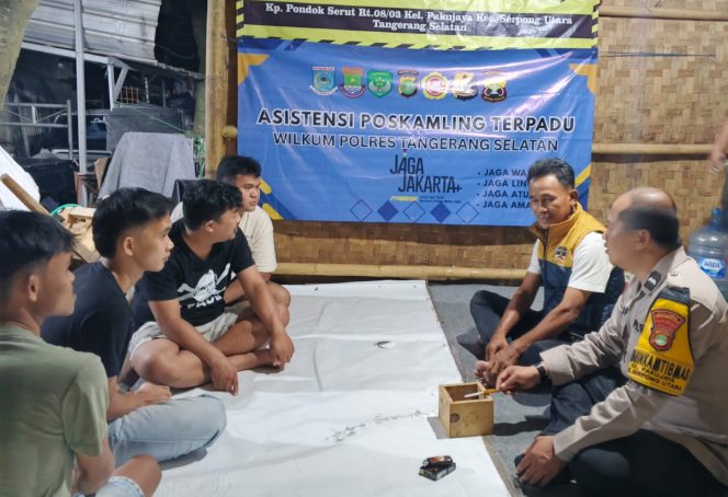 
					Bhabinkamtibmas Pakujaya Cek Poskamling Terpadu, Ajak Warga Jaga Keamanan Lingkungan