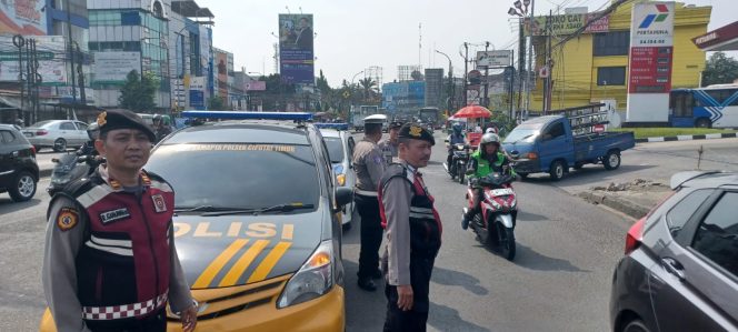 
					Sigap Atur Arus Kendaraan, Personel Polsek Serpong Hadir Ciptakan Kelancaran di Stasiun Rawabuntu