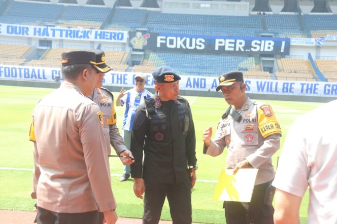 
					Pengamanan Ketat Brimob Jabar Warnai Laga Penentuan Juara, Persib Bandung Cetak Sejarah Tiga Kali Beruntun
