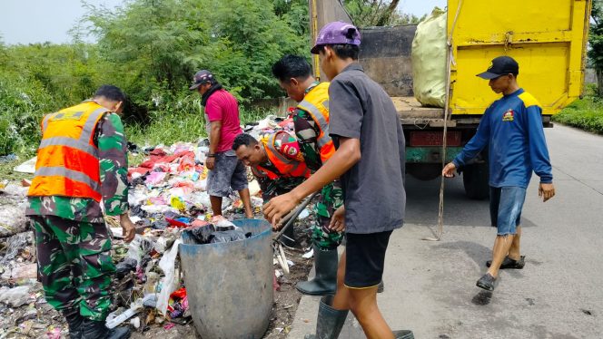 
					Jelang Idul Adha,Satgas Sampah Koramil Rajeg Bersihkan Sampah di Desa Tanjakan