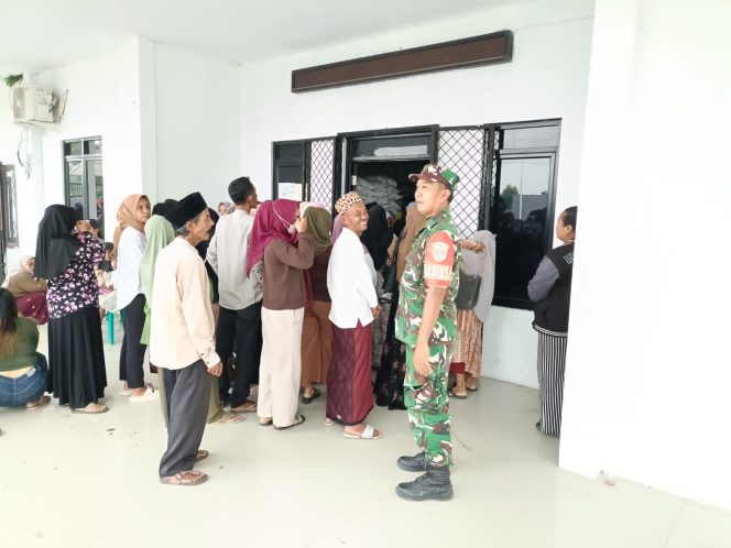
					Pastikan Tepat Sasaran, Kopda M Adriyanto Babinsa Desa Taban Monitoring Pembagian Beras di Kantor Desa