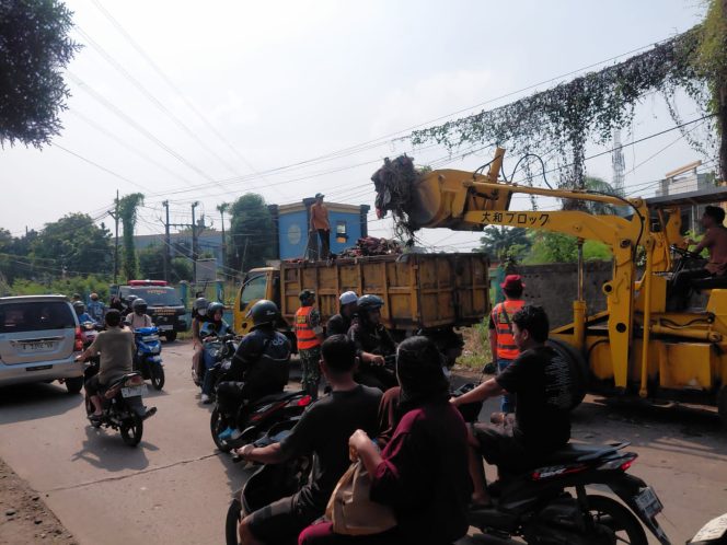 
					Satgas Koramil Curug Bersihkan Tumpukan Sampah di Jalan Dumpit Raya