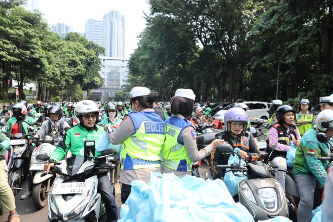 
					Wujudkan Kemitraan Humanis, Polda Metro Jaya Salurkan 350 Paket Sembako untuk Pengemudi Ojol di Jumat Peduli
