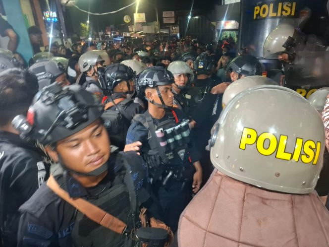 
					Patroli Cepat Brimob Jabar Redam Kerumunan, Terduga Pelaku Pencabulan Berhasil Diamankan di Cirebon