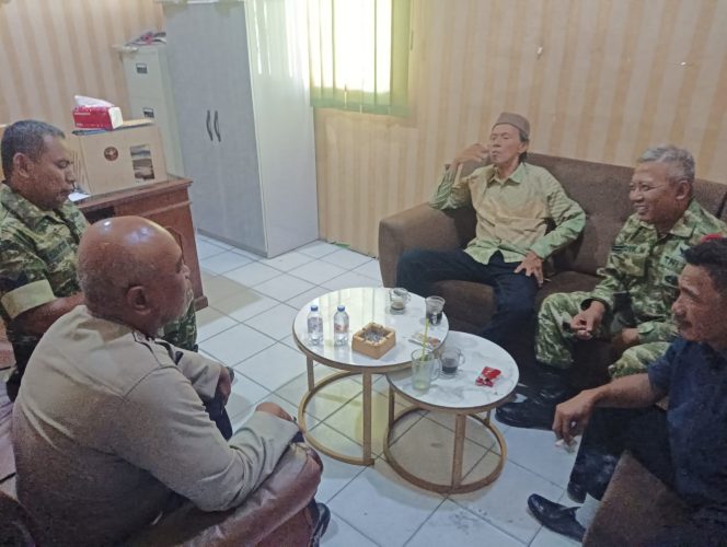 
					Babinsa Cukanggalih Komsos dengan Tiga Pilar Bahas Kamtibmas